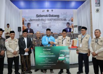 Direktur Utama Bank Aceh, Fadhil Ilyas menyerahkan bantuan satu unit buggy car kepada Asrama Haji Embarkasi Aceh pada Rabu (6/5/2026) untuk mempermudah mobilisasi jamaah haji. [FOTO: HUMAS]