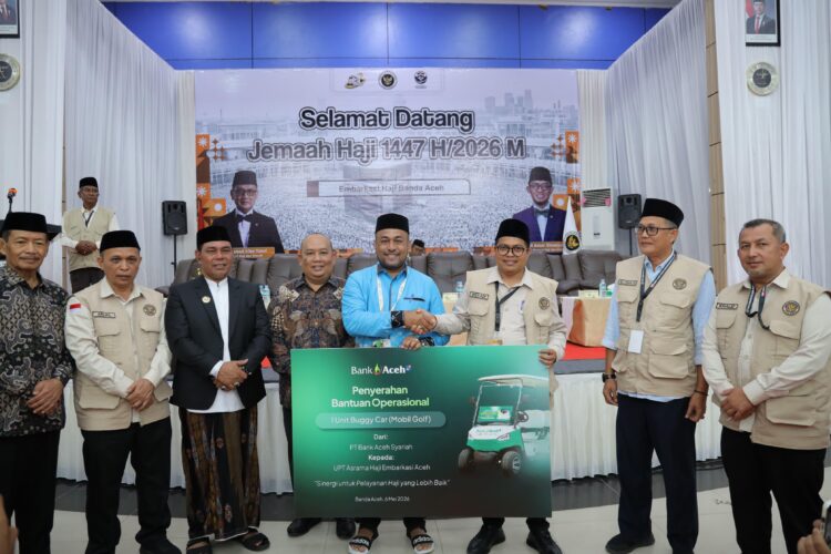 Direktur Utama Bank Aceh Fadhil Ilyas menyerahkan bantuan satu unit buggy car kepada Asrama Haji Embarkasi Aceh pada Rabu 652026 untuk mempermudah mobilisasi jamaah haji FOTO HUMAS