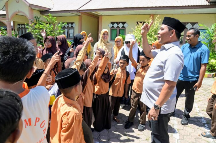 Bupati Aceh Besar H Muharram Idris berbincang akrab dengan murid saat berkunjung di SDN Limpok Darussalam Aceh Besar Jumat 08052026 FOTOMC ACEH BESAR KETIKKABARcom Bupati Aceh Besar H Muharram Idris berbincang akrab dengan murid saat berkunjung di SDN Limpok Darussalam Aceh Besar Jumat 08052026 FOTOMC ACEH BESAR