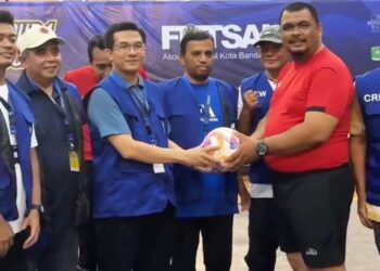 Ketua Dewan Perwakilan Rakyat Kota (DPRK) Banda Aceh, Irwansyah ST, menyerahkan Bola kepada Wasit usai membuka turnamen futsal Asosiasi Futsal Kota (AFK) Cup di GOR Harapan Bangsa, Banda Aceh, Kamis (7/5/2026). [FOTO: Humas]