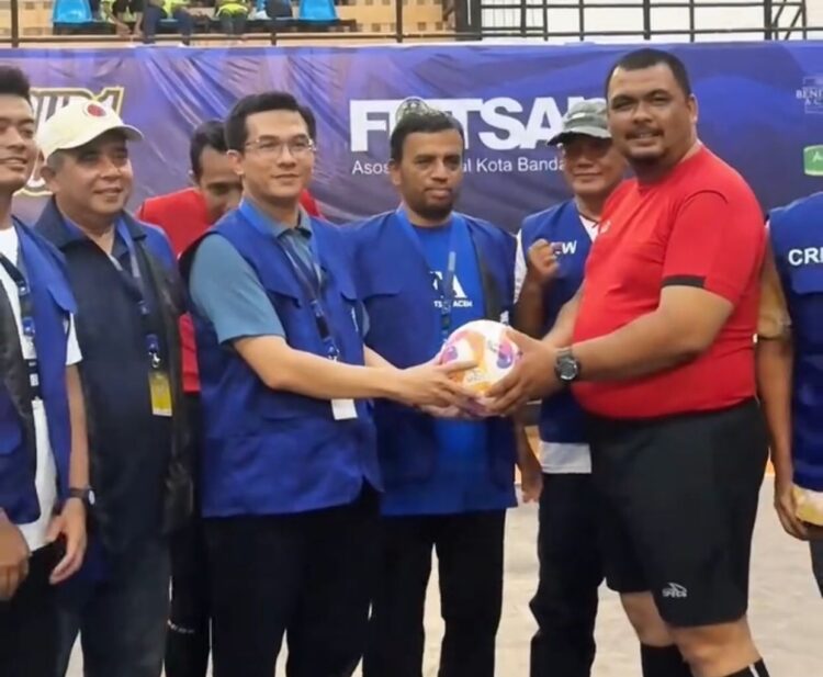 Ketua Dewan Perwakilan Rakyat Kota DPRK Banda Aceh Irwansyah ST menyerahkan Bola kepada Wasit usai membuka turnamen futsal Asosiasi Futsal Kota AFK Cup di GOR Harapan Bangsa Banda Aceh Kamis 752026 FOTO Humas