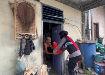 Direktorat Samapta (Ditsamapta) Polda Aceh menggelar aksi sosial dengan membagikan paket sembako kepada masyarakat kurang mampu dan lanjut usia (lansia) di sejumlah titik di Kota Banda Aceh, Jumat (8/5/2026). [FOTO: Humas Polda]