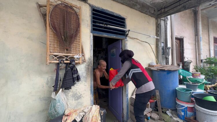 Direktorat Samapta Ditsamapta Polda Aceh menggelar aksi sosial dengan membagikan paket sembako kepada masyarakat kurang mampu dan lanjut usia lansia di sejumlah titik di Kota Banda Aceh Jumat 852026 FOTO Humas Polda KETIKKABARcom Direktorat Samapta Ditsamapta Polda Aceh menggelar aksi sosial dengan membagikan paket sembako kepada masyarakat kurang mampu dan lanjut usia lansia di sejumlah titik di Kota Banda Aceh Jumat 852026 FOTO Humas Polda