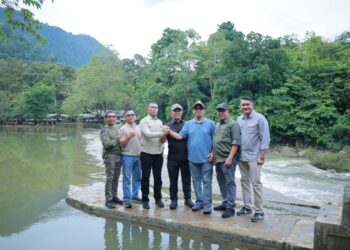 Bupati Aceh Besar, H. Muharram Idris bersama Anggota DPR RI, Kementerian PU, BWS I Sumatera, dan Dinas Perkim Aceh, saat meninjau lokasi pembangunan SPAM Regional di Kecamatan Leupung, Sabtu (9/5/2026). FOTO/ MC ACEH BESAR