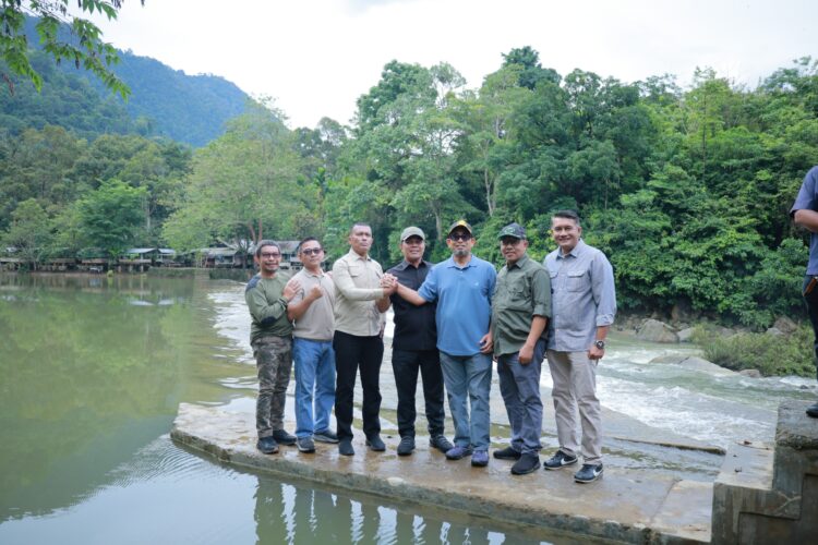 Bupati Aceh Besar H Muharram Idris bersama Anggota DPR RI Kementerian PU BWS I Sumatera dan Dinas Perkim Aceh saat meninjau lokasi pembangunan SPAM Regional di Kecamatan Leupung Sabtu 952026 FOTO MC ACEH BESAR KETIKKABARcom Bupati Aceh Besar H Muharram Idris bersama Anggota DPR RI Kementerian PU BWS I Sumatera dan Dinas Perkim Aceh saat meninjau lokasi pembangunan SPAM Regional di Kecamatan Leupung Sabtu 952026 FOTO MC ACEH BESAR