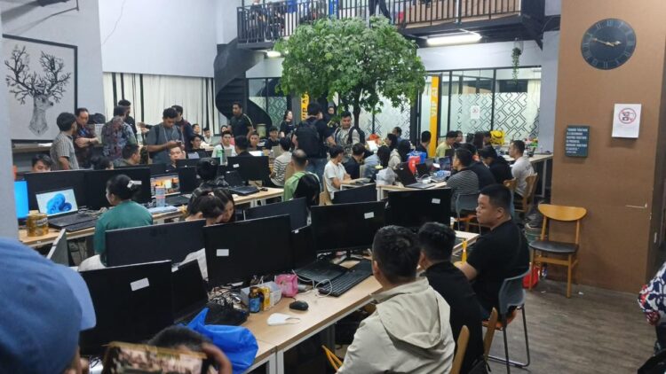 Sebanyak 321 warga negara asing WNA yang diamankan dalam pengungkapan kasus perjudian online jaringan internasional di Jakarta Barat dipindahkan ke sejumlah kantor imigrasi pada Minggu 10052026 FOTO Ist