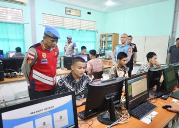 Taruna-Taruni Akademi Kepolisian (Akpol) mengikuti tes Computer Assisted Test (CAT) akademik yang digelar di SMK Negeri 1 dan 2 Lhong Raya, Banda Aceh, Minggu, 10/5/2026. [FOTO: Humas Polda]