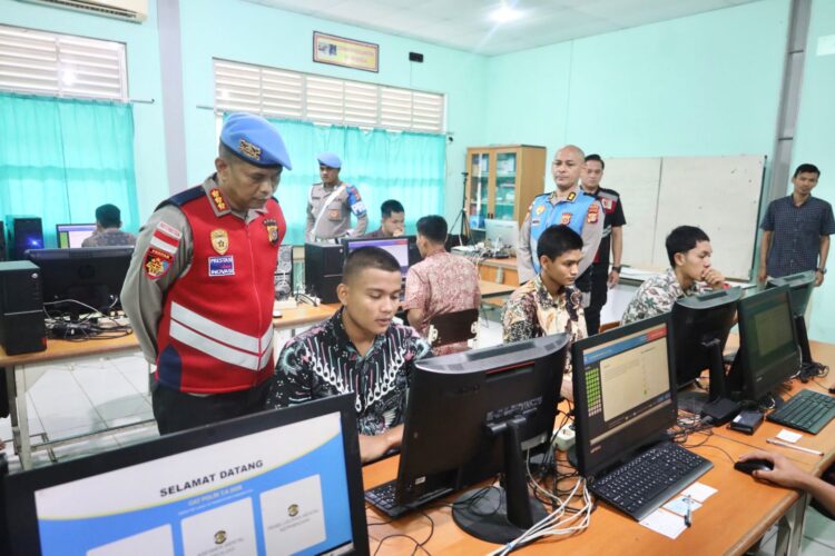 TarunaTaruni Akademi Kepolisian Akpol mengikuti tes Computer Assisted Test CAT akademik yang digelar di SMK Negeri 1 dan 2 Lhong Raya Banda Aceh Minggu 1052026 FOTO Humas Polda KETIKKABARcom Taruna Taruni Akademi Kepolisian Akpol mengikuti tes Computer Assisted Test CAT akademik yang digelar di SMK Negeri 1 dan 2 Lhong Raya Banda Aceh Minggu 1052026 FOTO Humas Polda