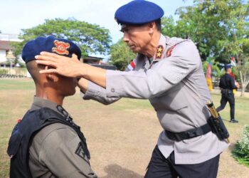 Kapolda Aceh Irjen Pol. Drs. Marzuki Ali Basyah, M. M, melaksanakan pembaretan terhadap personel Bintara Remaja Satbrimob Polda Aceh di Mako Brimob Jeulingke, Banda Aceh, Senin, 11 Mei 2026. [FOTO: HUMAS]