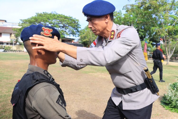 Kapolda Aceh Irjen Pol Drs Marzuki Ali Basyah M M melaksanakan pembaretan terhadap personel Bintara Remaja Satbrimob Polda Aceh di Mako Brimob Jeulingke Banda Aceh Senin 11 Mei 2026 FOTO HUMAS