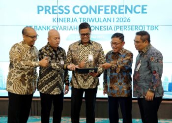 Direktur Utama BSI Anggoro Eko Cahyo tengah Direktur Risk Management Grandhis H Harumansyah paling kiri Direktur Finance Strategy Ade Cahyo Nugroho dua dari kiri Wakil Direktur Utama Bob TAnanta dua dari kanan dan Direktur Sales and Distribution Anton Sukarna paling kanan di Kantor BSI The Tower Jakarta 125 FOTO Ist KETIKKABARcom Direktur Utama BSI Anggoro Eko Cahyo tengah Direktur Risk Management Grandhis H Harumansyah paling kiri Direktur Finance Strategy Ade Cahyo Nugroho dua dari kiri Wakil Direktur Utama Bob TAnanta dua dari kanan dan Direktur Sales and Distribution Anton Sukarna paling kanan di Kantor BSI The Tower Jakarta 125 FOTO Ist