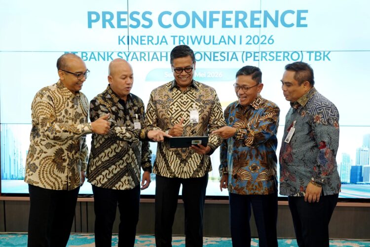 Direktur Utama BSI Anggoro Eko Cahyo tengah Direktur Risk Management Grandhis H Harumansyah paling kiri Direktur Finance Strategy Ade Cahyo Nugroho dua dari kiri Wakil Direktur Utama Bob TAnanta dua dari kanan dan Direktur Sales and Distribution Anton Sukarna paling kanan di Kantor BSI The Tower Jakarta 125 FOTO Ist