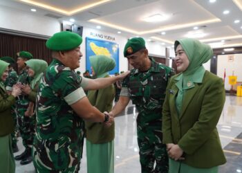 Kepala Staf Kodam Iskandar Muda Brigadir Jenderal TNI Dwi Sasongko, S.E., M.H., berjabat tangan usai Upacara Serah Terima Jabatan (Sertijab) dan Tradisi Satuan Pejabat Kodam Iskandar Muda yang berlangsung di Gedung Malahayati Makodam Iskandar Muda, Banda Aceh, Rabu (13/5/2026). [FOTO: HUMAS]