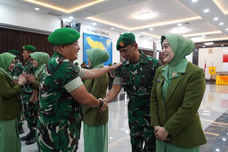 Kepala Staf Kodam Iskandar Muda Brigadir Jenderal TNI Dwi Sasongko SE MH berjabat tangan usai Upacara Serah Terima Jabatan Sertijab dan Tradisi Satuan Pejabat Kodam Iskandar Muda yang berlangsung di Gedung Malahayati Makodam Iskandar Muda Banda Aceh Rabu 1352026 FOTO HUMAS KETIKKABARcom Kepala Staf Kodam Iskandar Muda Brigadir Jenderal TNI Dwi Sasongko SE MH berjabat tangan usai Upacara Serah Terima Jabatan Sertijab dan Tradisi Satuan Pejabat Kodam Iskandar Muda yang berlangsung di Gedung Malahayati Makodam Iskandar Muda Banda Aceh Rabu 1352026 FOTO HUMAS