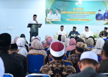 Bupati Aceh Besar Muharram Idris menyampaikan sambutan dan sekaligus membuka Bimbingan Teknis "Beut Kitab Bak Sikula" di Aula Disnakertrans Aceh Besar, Kota Jantho, Rabu (13/5/2026). FOTO/MC ACEH BESAR