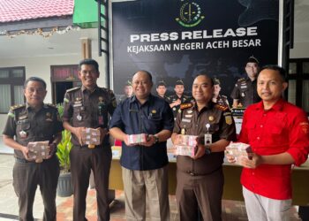 Kejaksaan Negeri Kejari Aceh Besar memperlihatkan uang dari dua perkara tindak pidana korupsi FOTO Ist KETIKKABARcom Kejaksaan Negeri Kejari Aceh Besar memperlihatkan uang dari dua perkara tindak pidana korupsi FOTO Ist