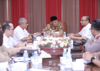 Bupati Aceh Besar. H. Muharram Idris bersama jajaran mengikuti Rakor Percepatan Pemulihan Pascabencana Hidrometeorologi, di Gedung Dekranasda Aceh Besar, Gampong Gani, Kecamatan Ingin Jaya, Aceh Besar, Jumat (15/5/2026). FOTO/ MC ACEH BESAR