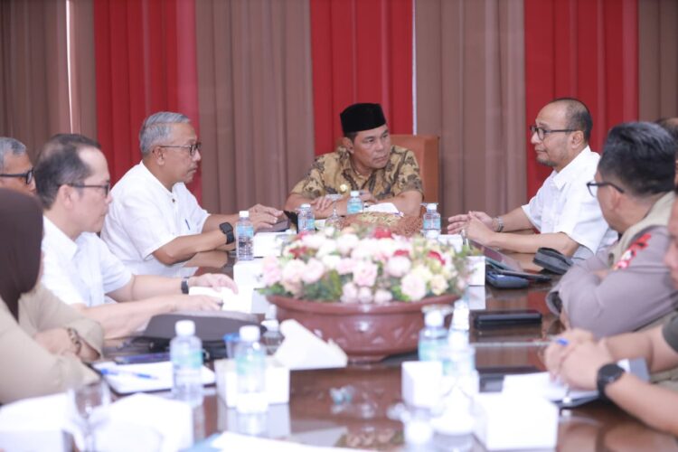 Bupati Aceh Besar H Muharram Idris bersama jajaran mengikuti Rakor Percepatan Pemulihan Pascabencana Hidrometeorologi di Gedung Dekranasda Aceh Besar Gampong Gani Kecamatan Ingin Jaya Aceh Besar Jumat 1552026 FOTO MC ACEH BESAR KETIKKABARcom Bupati Aceh Besar H Muharram Idris bersama jajaran mengikuti Rakor Percepatan Pemulihan Pascabencana Hidrometeorologi di Gedung Dekranasda Aceh Besar Gampong Gani Kecamatan Ingin Jaya Aceh Besar Jumat 1552026 FOTO MC ACEH BESAR