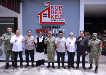 Bupati Aceh Besar, H. Muharram Idris foto bersama usai Launching Nasional 1.061 Titik KDKMP di Gedung KDKMP Desa Layeun, Kecamatan Leupung, Aceh Besar, Sabtu (16/5/2026). FOTO/ MC ACEH BESAR