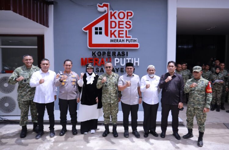Bupati Aceh Besar H Muharram Idris foto bersama usai Launching Nasional 1061 Titik KDKMP di Gedung KDKMP Desa Layeun Kecamatan Leupung Aceh Besar Sabtu 1652026 FOTO MC ACEH BESAR KETIKKABARcom Bupati Aceh Besar H Muharram Idris foto bersama usai Launching Nasional 1061 Titik KDKMP di Gedung KDKMP Desa Layeun Kecamatan Leupung Aceh Besar Sabtu 1652026 FOTO MC ACEH BESAR