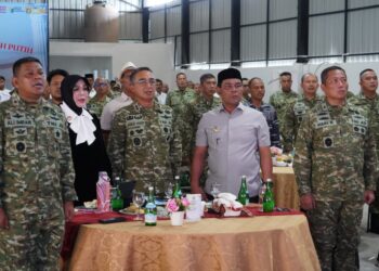 Pangdam IM, Mayor Jenderal TNI Joko Hadi Susilo, S.I.P., menghadiri kegiatan Video Conference (Vicon) Launching Operasionalisasi 1.061 titik Koperasi Desa/Kelurahan Merah Putih (KDKMP) seluruh Indonesia yang dipusatkan di Gedung KDKMP Desa Layeun, Kecamatan Leupung, Kabupaten Aceh Besar, Sabtu (16/05/2026). [FOTO: HUMAS]