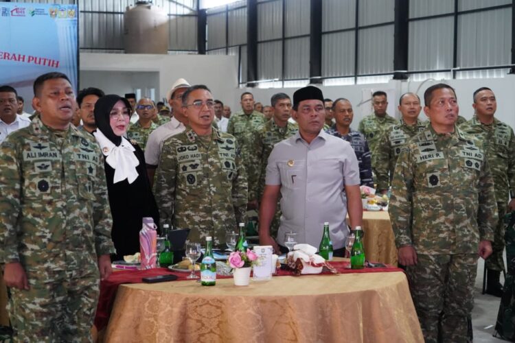 Pangdam IM Mayor Jenderal TNI Joko Hadi Susilo SIP menghadiri kegiatan Video Conference Vicon Launching Operasionalisasi 1061 titik Koperasi DesaKelurahan Merah Putih KDKMP seluruh Indonesia yang dipusatkan di Gedung KDKMP Desa Layeun Kecamatan Leupung Kabupaten Aceh Besar Sabtu 16052026 FOTO HUMAS KETIKKABARcom Pangdam IM Mayor Jenderal TNI Joko Hadi Susilo SIP menghadiri kegiatan Video Conference Vicon Launching Operasionalisasi 1061 titik Koperasi DesaKelurahan Merah Putih KDKMP seluruh Indonesia yang dipusatkan di Gedung KDKMP Desa Layeun Kecamatan Leupung Kabupaten Aceh Besar Sabtu 16052026 FOTO HUMAS