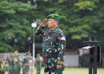 Irdam IM, Brigjen TNI Heri Purwanto, S.E., memimpin Upacara Bendera 17-an bulan Mei 2026 yang berlangsung di Lapangan Blang Padang, Kota Banda Aceh, Senin (18/5/2026). [FOTO: HUMAS]