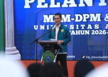 Sekretaris Daerah (Sekda) Aceh, M. Nasir Syamaun, menyampaikan sambutan dalam acara Pelantikan Majelis Permusyawaratan Mahasiswa (MPM), Dewan Perwakilan Mahasiswa (DPM), dan Pemerintahan Mahasiswa (PEMA) Universitas Almuslim periode 2026–2027 di Bireuen, Rabu (20/5/2026). [FOTO: HUMAS]