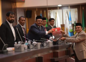 Gubernur Aceh Muzakir Manaf menghadiri dan mendengarkan Hasil Penyampaian Rekomendasi DPRA terhadap LKPJ Gubernur Aceh Tahun 2025 pada rapat paripurna DPRA tahun 2026 di Gedung Utama DPR Aceh Rabu 20052026 FOTO HUMAS KETIKKABARcom Gubernur Aceh Muzakir Manaf menghadiri dan mendengarkan Hasil Penyampaian Rekomendasi DPRA terhadap LKPJ Gubernur Aceh Tahun 2025 pada rapat paripurna DPRA tahun 2026 di Gedung Utama DPR Aceh Rabu 20052026 FOTO HUMAS