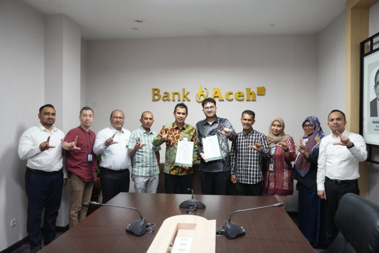 PT Bank Aceh Syariah resmi menjalin kerja sama strategis dengan PT PosSaku Mitra Usaha guna memperkuat digitalisasi Usaha Mikro Kecil dan Menengah UMKM di Aceh KETIKKABARcom PT Bank Aceh Syariah resmi menjalin kerja sama strategis dengan PT PosSaku Mitra Usaha guna memperkuat digitalisasi Usaha Mikro Kecil dan Menengah UMKM di Aceh