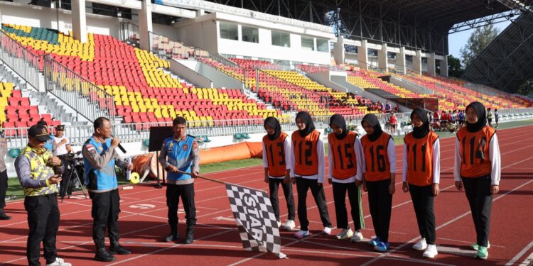Kapolda Aceh Irjen Pol Drs Marzuki Alibasyah MM meninjau langsung Proses seleksi yang melibatkan 70 calon taruna dan 6 calon taruni di Stadion Harapan Bangsa Kamis 2152026