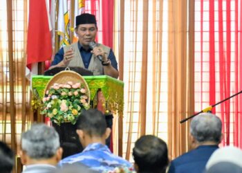 Bupati Aceh Besar, H Muharram Idris menyampaikan sambutan sekaligus membuka Raker KONI Aceh Besar Tahun 2026 di Gedung Dekranasda Aceh Besar, Gampong Gani, Kecamatan Ingin Jaya, Aceh Besar, Sabtu (23/5/2026). FOTO/MC ACEH BESAR