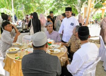 Wakil Bupati Aceh Besar Drs H Syukri A Jalil menyambut para tamu saat menghadiri Open House Wakil Bupati Aceh Besar, di Gompong Cot Nambak, Kecamatan Blang Bintang, Aceh Besar, Kamie (28/06/2026). FOTO/MC ACEH BESAR