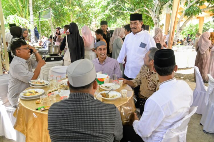 Wakil Bupati Aceh Besar Drs H Syukri A Jalil menyambut para tamu saat menghadiri Open House Wakil Bupati Aceh Besar di Gompong Cot Nambak Kecamatan Blang Bintang Aceh Besar Kamie 28062026 FOTOMC ACEH BESAR