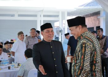 Bupati Aceh Besar H. Muharram Idris menyambut tamu saat open house dirumah pribadinya di Gampong Ajuen Lam Hasan, Kecamatan Peukan Bada, Kamis (28/5/2026). FOTO/MC ACEH BESAR