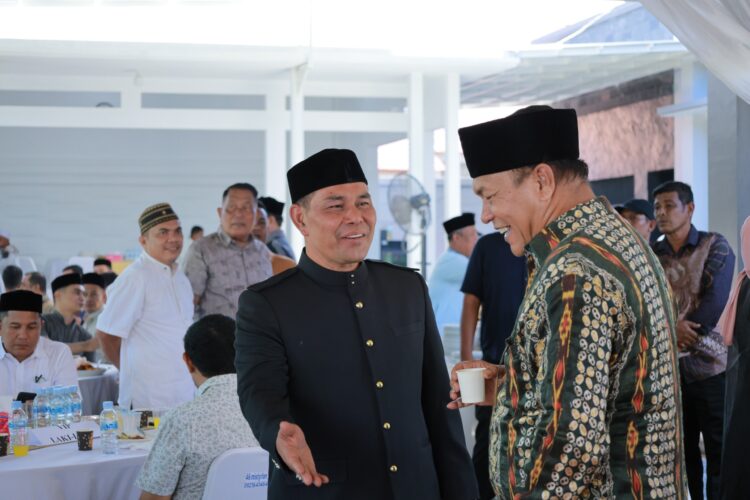 Bupati Aceh Besar H Muharram Idris menyambut tamu saat open house dirumah pribadinya di Gampong Ajuen Lam Hasan Kecamatan Peukan Bada Kamis 2852026 FOTOMC ACEH BESAR