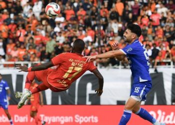 Pemain Persija, Allano Brendon De Souza (kiri) berebut bola dengan pemain Persib, Frans Dhia Jirjis Putros (kanan) pada pertandingan BRI Super League di Stadion Segiri, Samarinda, Kalimantan Timur, Minggu (10/5/2026). [FOTO: ANTARA]
