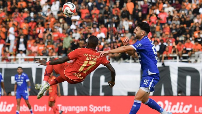 Pemain Persija Allano Brendon De Souza kiri berebut bola dengan pemain Persib Frans Dhia Jirjis Putros kanan pada pertandingan BRI Super League di Stadion Segiri Samarinda Kalimantan Timur Minggu 1052026 FOTO ANTARA KETIKKABARcom Pemain Persija Allano Brendon De Souza kiri berebut bola dengan pemain Persib Frans Dhia Jirjis Putros kanan pada pertandingan BRI Super League di Stadion Segiri Samarinda Kalimantan Timur Minggu 1052026 FOTO ANTARA