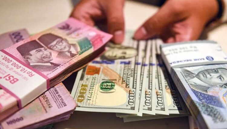 Ilustrasi Petugas menunjukan uang pecahan dolar AS dan rupiah di Bank BSI Jakarta ANTARA FOTOMuhammad AdimajaSptampri KETIKKABARcom Ilustrasi Petugas menunjukan uang pecahan dolar AS dan rupiah di Bank BSI Jakarta ANTARA FOTOMuhammad AdimajaSptampri