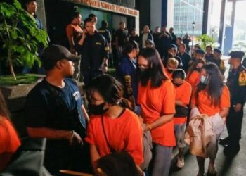 320 warga negara asing (WNA) yang terlibat sindikat judi online (judol) digiring ke Rumah Detensi Imigrasi (Rudenim) dengan pengawalan ketat. [FOTO: Ist]