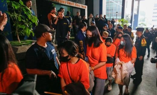 320 warga negara asing WNA yang terlibat sindikat judi online judol digiring ke Rumah Detensi Imigrasi Rudenim dengan pengawalan ketat FOTO Ist KETIKKABARcom 320 warga negara asing WNA yang terlibat sindikat judi online judol digiring ke Rumah Detensi Imigrasi Rudenim dengan pengawalan ketat FOTO Ist