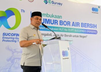 Bupati Aceh Besar, H Muharram Idris menyampaikan sambutan pada acara Peresmian Sumur Bor Air Bersih di Gampong Lambleut, Kecamatan Darul Kamal, Aceh Besar, Selasa (02/06/2026). FOTO/MC ACEH BESAR