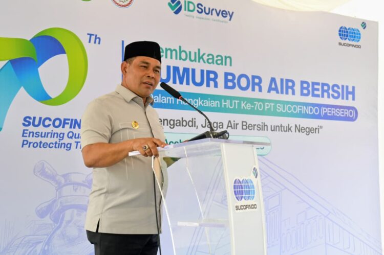 Bupati Aceh Besar H Muharram Idris menyampaikan sambutan pada acara Peresmian Sumur Bor Air Bersih di Gampong Lambleut Kecamatan Darul Kamal Aceh Besar Selasa 02062026 FOTOMC ACEH BESAR KETIKKABARcom Bupati Aceh Besar H Muharram Idris menyampaikan sambutan pada acara Peresmian Sumur Bor Air Bersih di Gampong Lambleut Kecamatan Darul Kamal Aceh Besar Selasa 02062026 FOTOMC ACEH BESAR