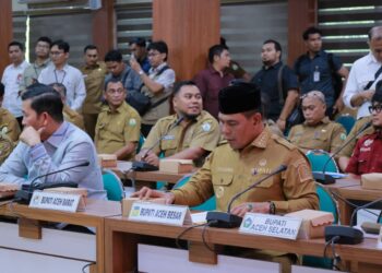 Bupati Aceh Besar H. Muharram Idris (Syech Muharram) mengikuti Rapat Koordinasi dan Evaluasi Percepatan Pemulihan Pascabencana Hidrometeorologi di Aceh yang dipimpin Menteri Dalam Negeri Tito Karnavian di Kantor Gubernur Aceh, Banda Aceh, Selasa (9/6/2026). Foto/ MC Aceh Besar