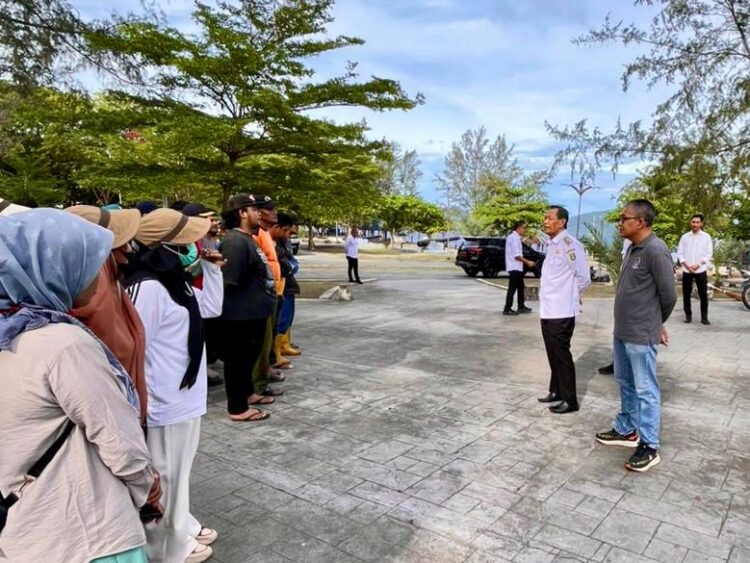 Wakil Wali Kota Sabang Suradji Junus melakukan peninjauan langsung terhadap kinerja tenaga kebersihan di kawasan Sabang Fair Rabu 1062026