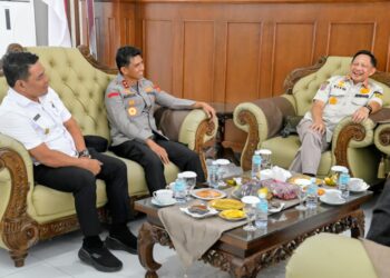 Bupati Aceh Besar, H Muharram Idris berbincang dengan Mendagri Tito Karnavian saat melepas keberangkatan di VIP Room Bandara SIM, Blang Bintang, Aceh Besar, Rabu (10/06/2026). FOTO/ MC ACEH BESAR