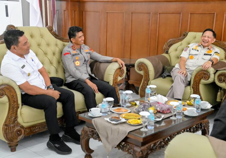 Bupati Aceh Besar H Muharram Idris berbincang dengan Mendagri Tito Karnavian saat melepas keberangkatan di VIP Room Bandara SIM Blang Bintang Aceh Besar Rabu 10062026 FOTO MC ACEH BESAR