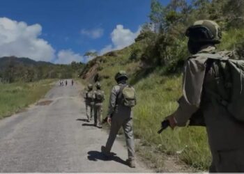 Personel Satgas Operasi Damai Cartenz 2026 menggelar patroli jalan kaki di Distrik Sinak, Kabupaten Puncak, Papua Tengah, pada Rabu (10/6/2026).