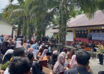 Penanggung Jawab Beasiswa Program Indonesia Pintar (PIP) usulan Teuku Riefky Harsya, Aidil Mashendra, memberikan penjelasan kepada para orang tua dan wali siswa terkait program beasiswa PIP di SMP Negeri 2 Meureubo, Kabupaten Aceh Barat, Jumat (12/6/2026). FOTO/dok. Rumoh Aspirasi TRH