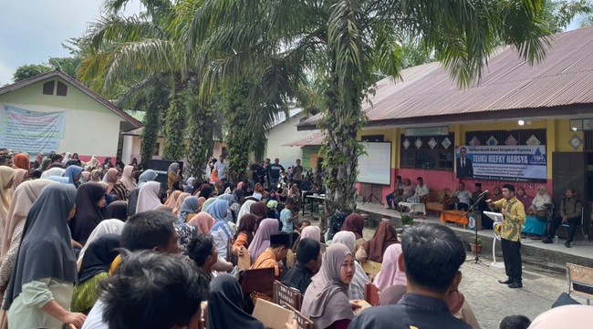 Penanggung Jawab Beasiswa Program Indonesia Pintar PIP usulan Teuku Riefky Harsya Aidil Mashendra memberikan penjelasan kepada para orang tua dan wali siswa terkait program beasiswa PIP di SMP Negeri 2 Meureubo Kabupaten Aceh Barat Jumat 1262026 FOTOdok Rumoh Aspirasi TRH KETIKKABARcom Penanggung Jawab Beasiswa Program Indonesia Pintar PIP usulan Teuku Riefky Harsya Aidil Mashendra memberikan penjelasan kepada para orang tua dan wali siswa terkait program beasiswa PIP di SMP Negeri 2 Meureubo Kabupaten Aceh Barat Jumat 1262026 FOTOdok Rumoh Aspirasi TRH